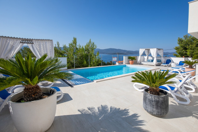 Udobnost i odmor na jednom mjestu, Villa Mare - Ekskluzivni smještaj s bazenom i pogledom na more u Komarni, Dalmacija Komarna